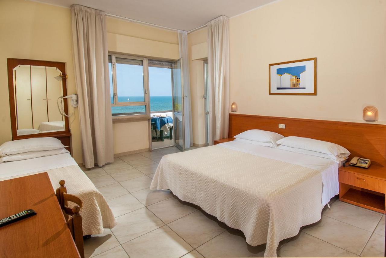 Hotel Smeraldo Джулианова Екстериор снимка