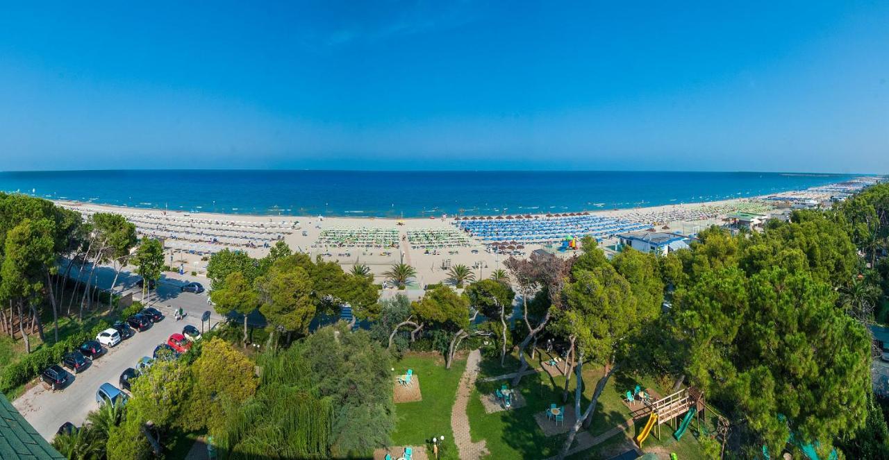 Hotel Smeraldo Джулианова Екстериор снимка