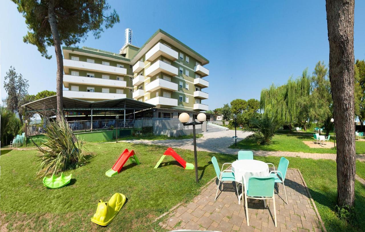 Hotel Smeraldo Джулианова Екстериор снимка