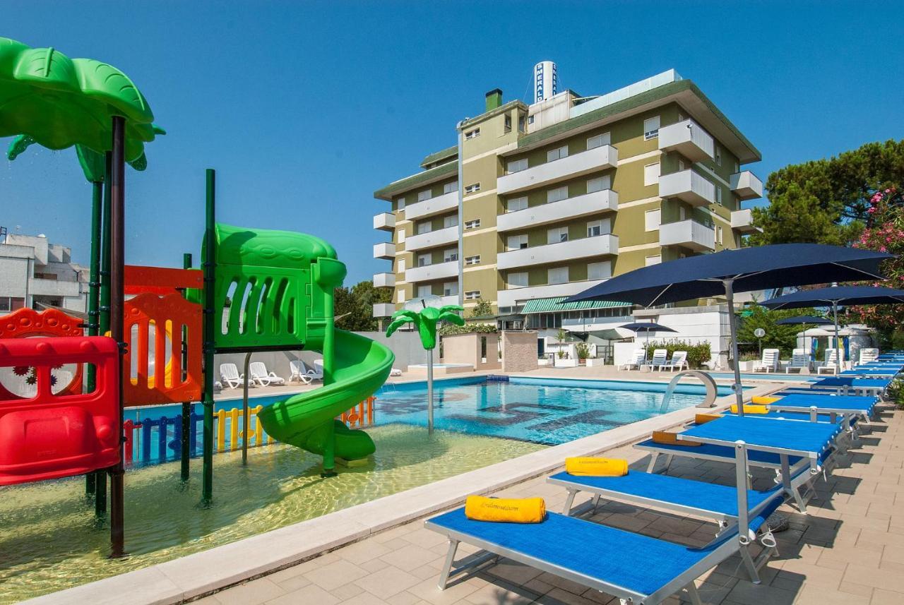 Hotel Smeraldo Джулианова Екстериор снимка