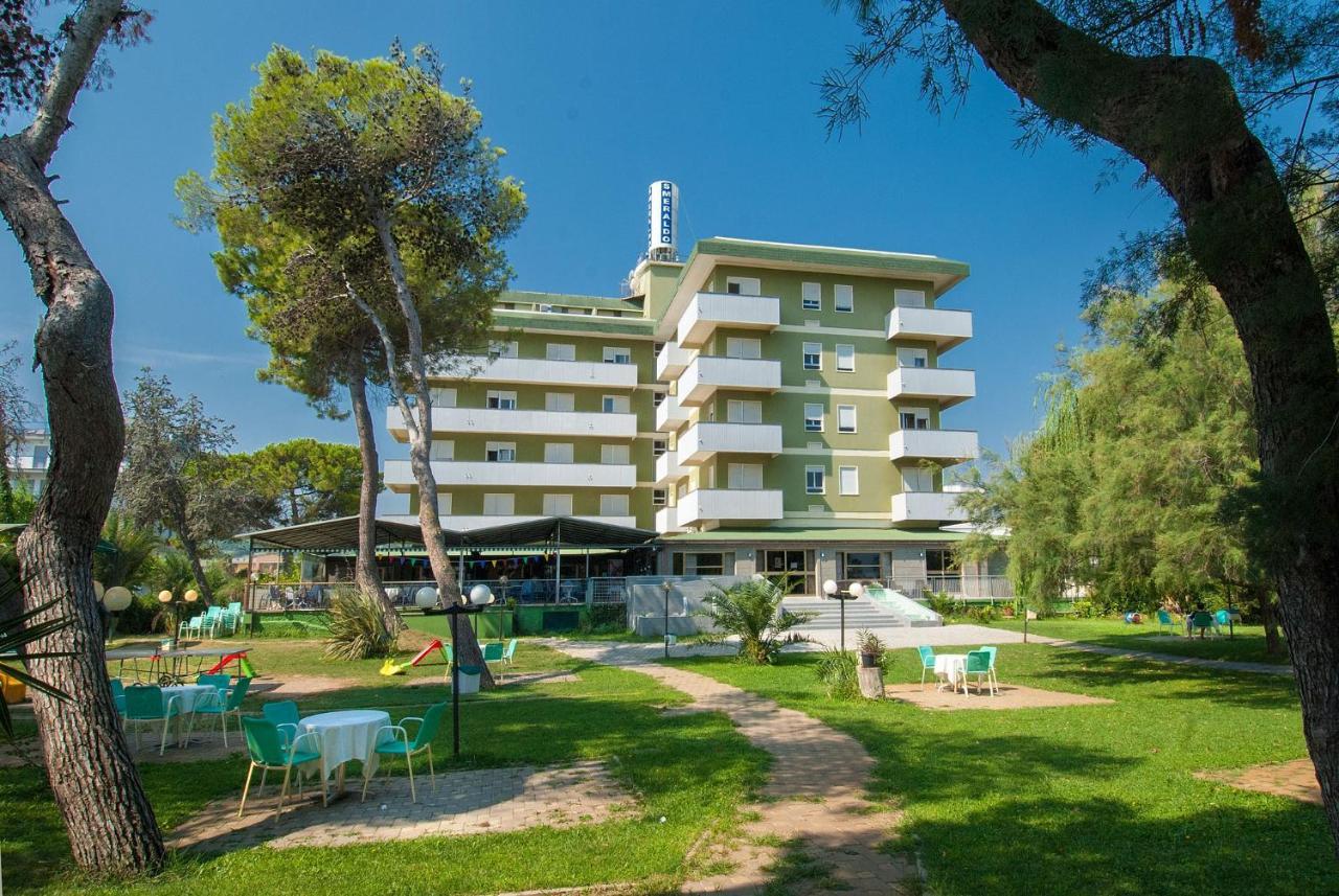 Hotel Smeraldo Джулианова Екстериор снимка