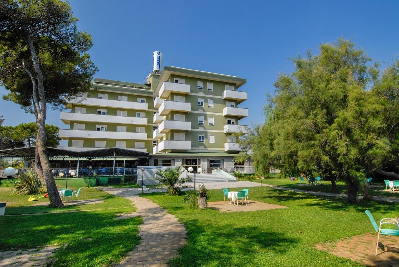 Hotel Smeraldo Джулианова Екстериор снимка