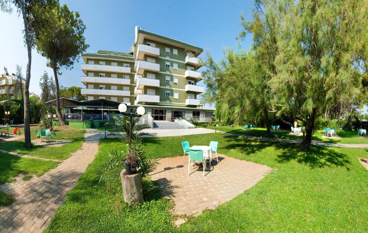 Hotel Smeraldo Джулианова Екстериор снимка