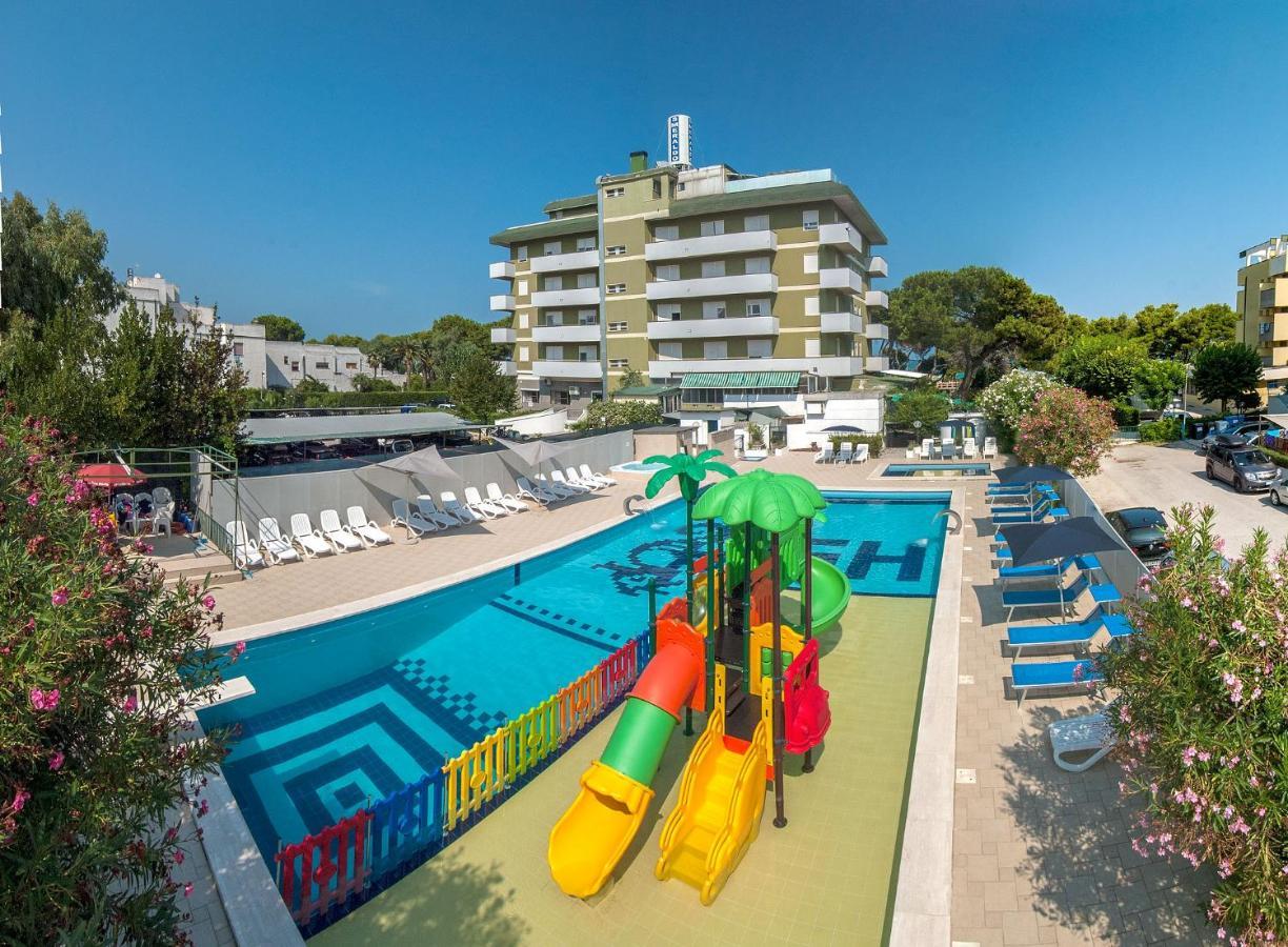 Hotel Smeraldo Джулианова Екстериор снимка