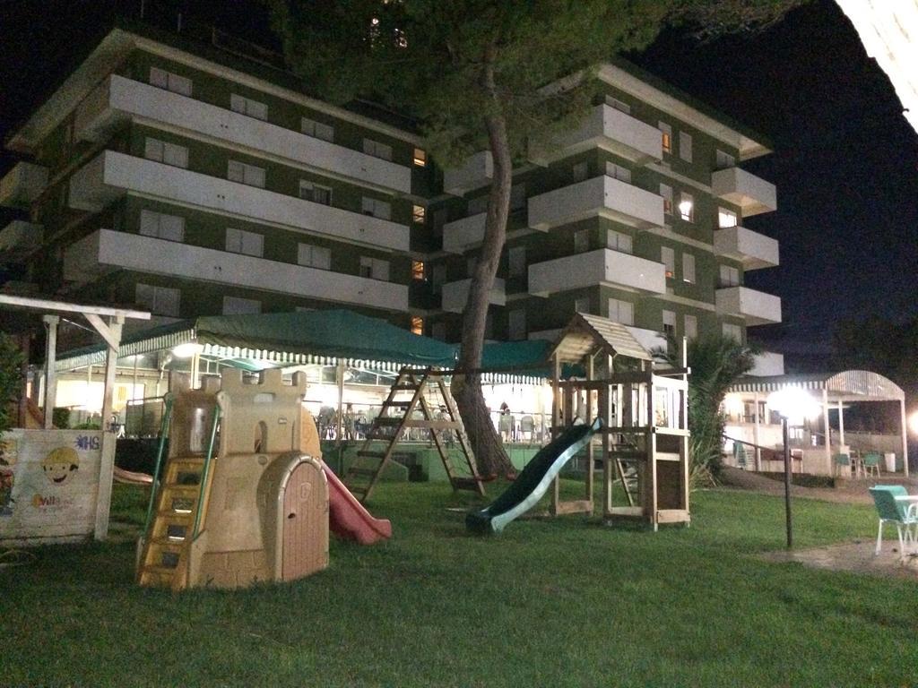 Hotel Smeraldo Джулианова Екстериор снимка