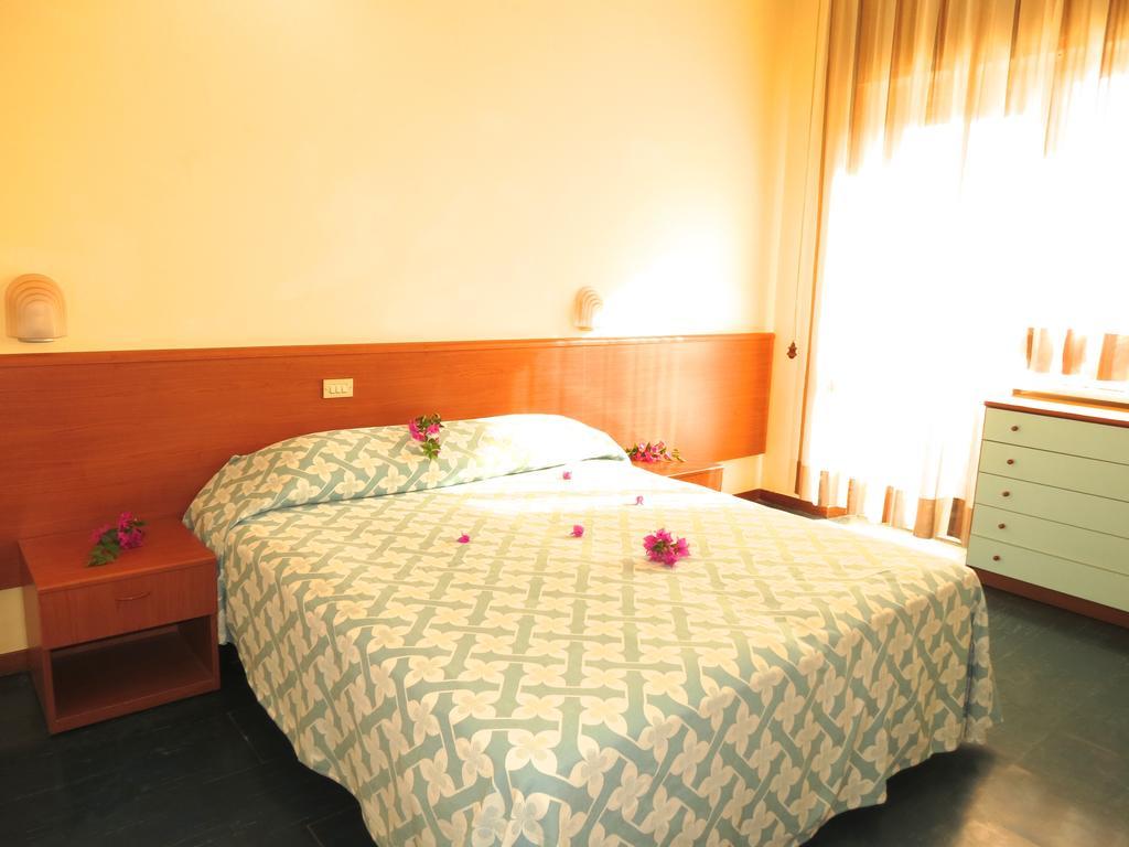 Hotel Smeraldo Джулианова Екстериор снимка