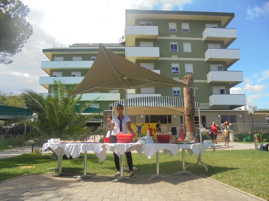 Hotel Smeraldo Джулианова Екстериор снимка