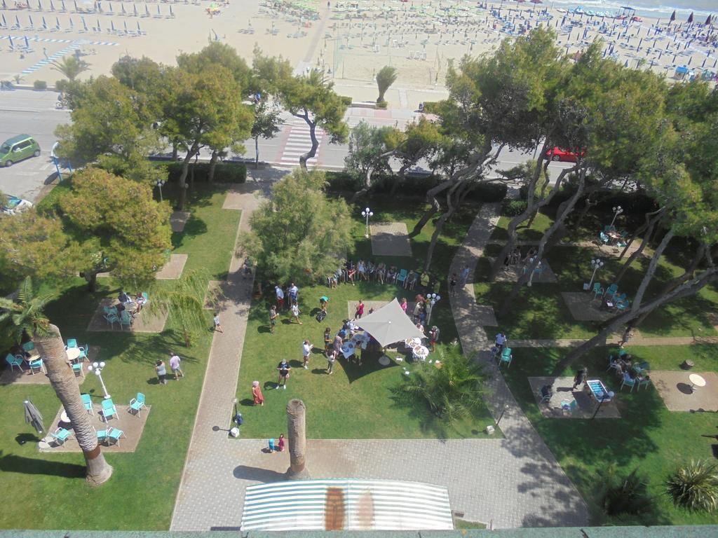 Hotel Smeraldo Джулианова Екстериор снимка