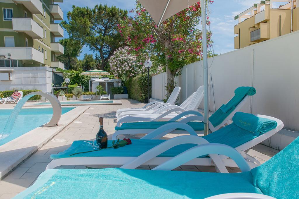 Hotel Smeraldo Джулианова Екстериор снимка