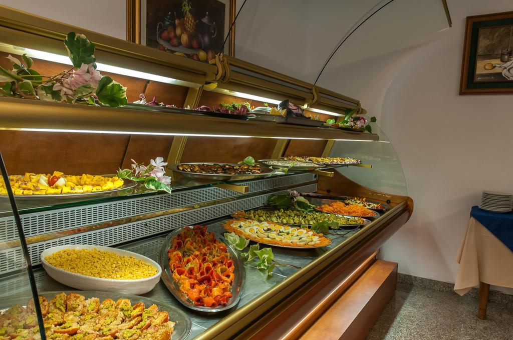 Hotel Smeraldo Джулианова Екстериор снимка