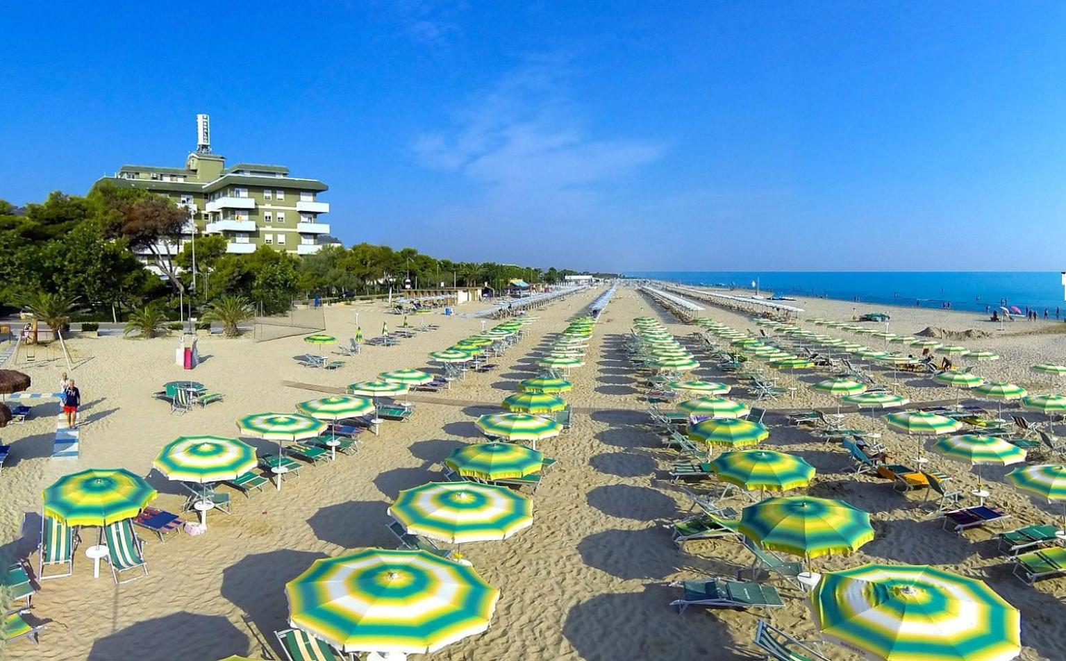 Hotel Smeraldo Джулианова Екстериор снимка