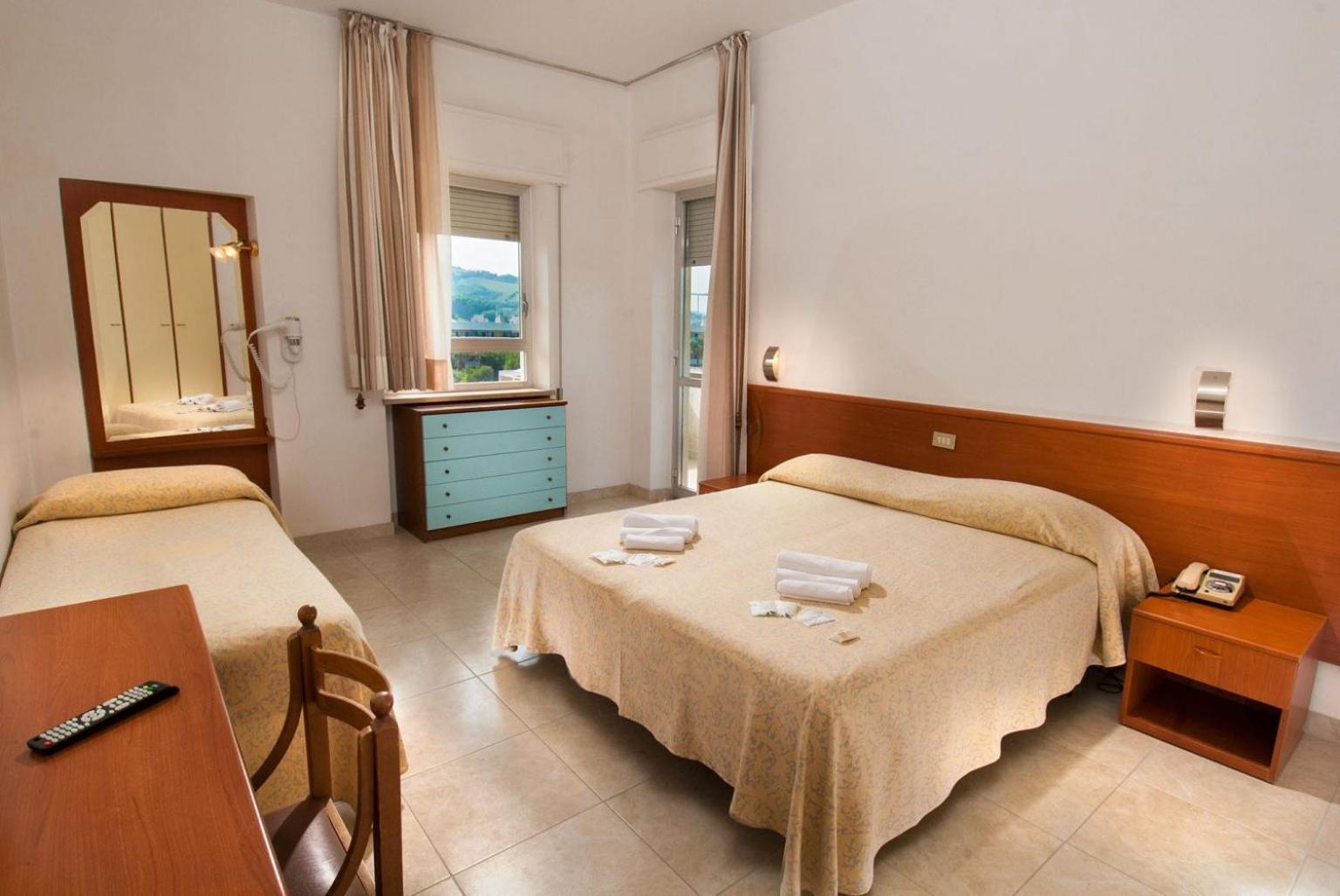 Hotel Smeraldo Джулианова Екстериор снимка