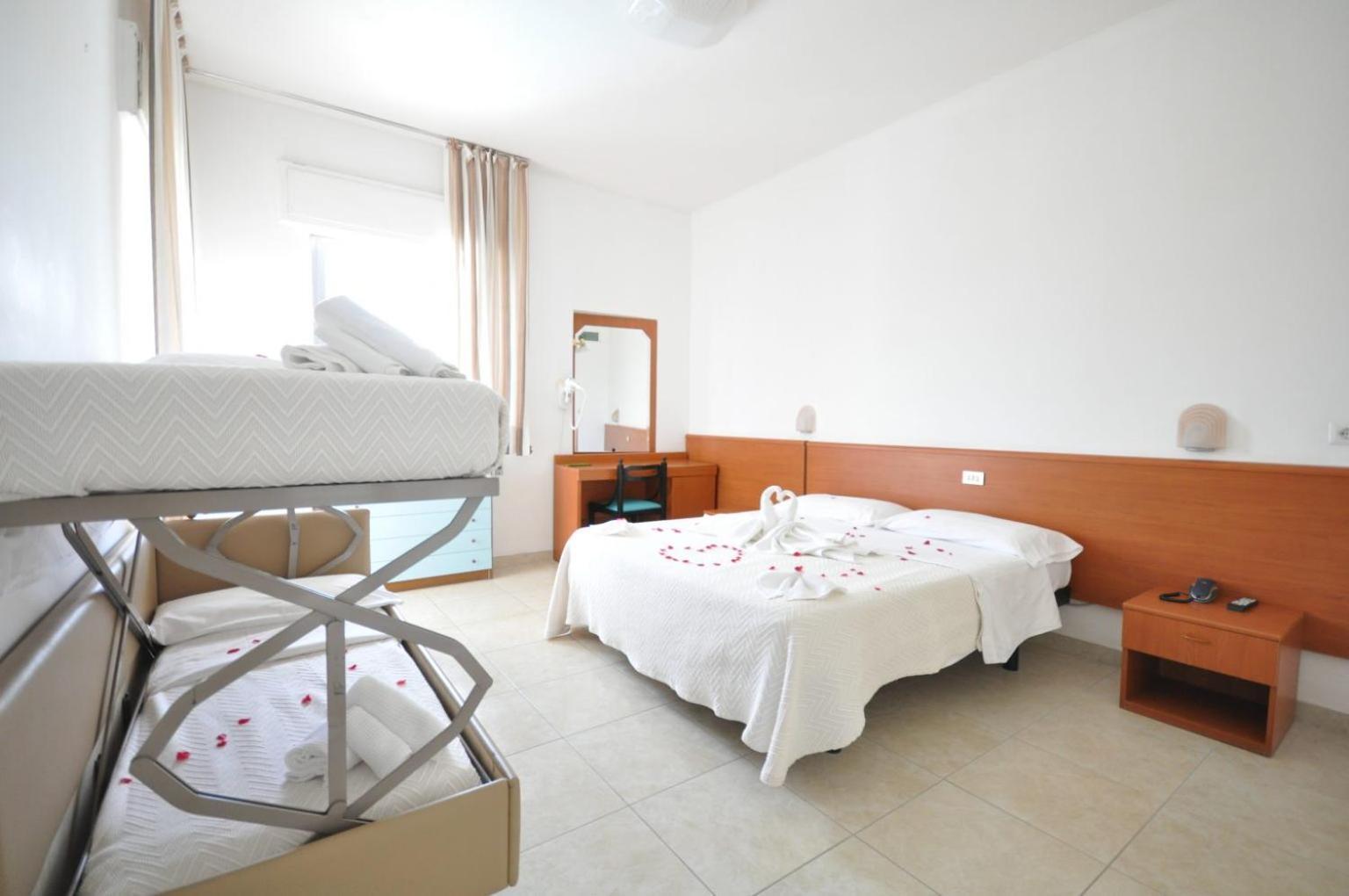 Hotel Smeraldo Джулианова Екстериор снимка