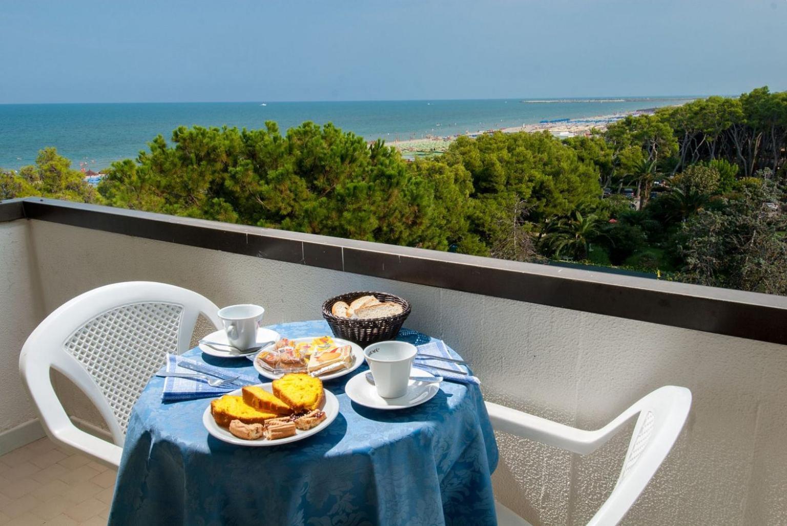 Hotel Smeraldo Джулианова Екстериор снимка