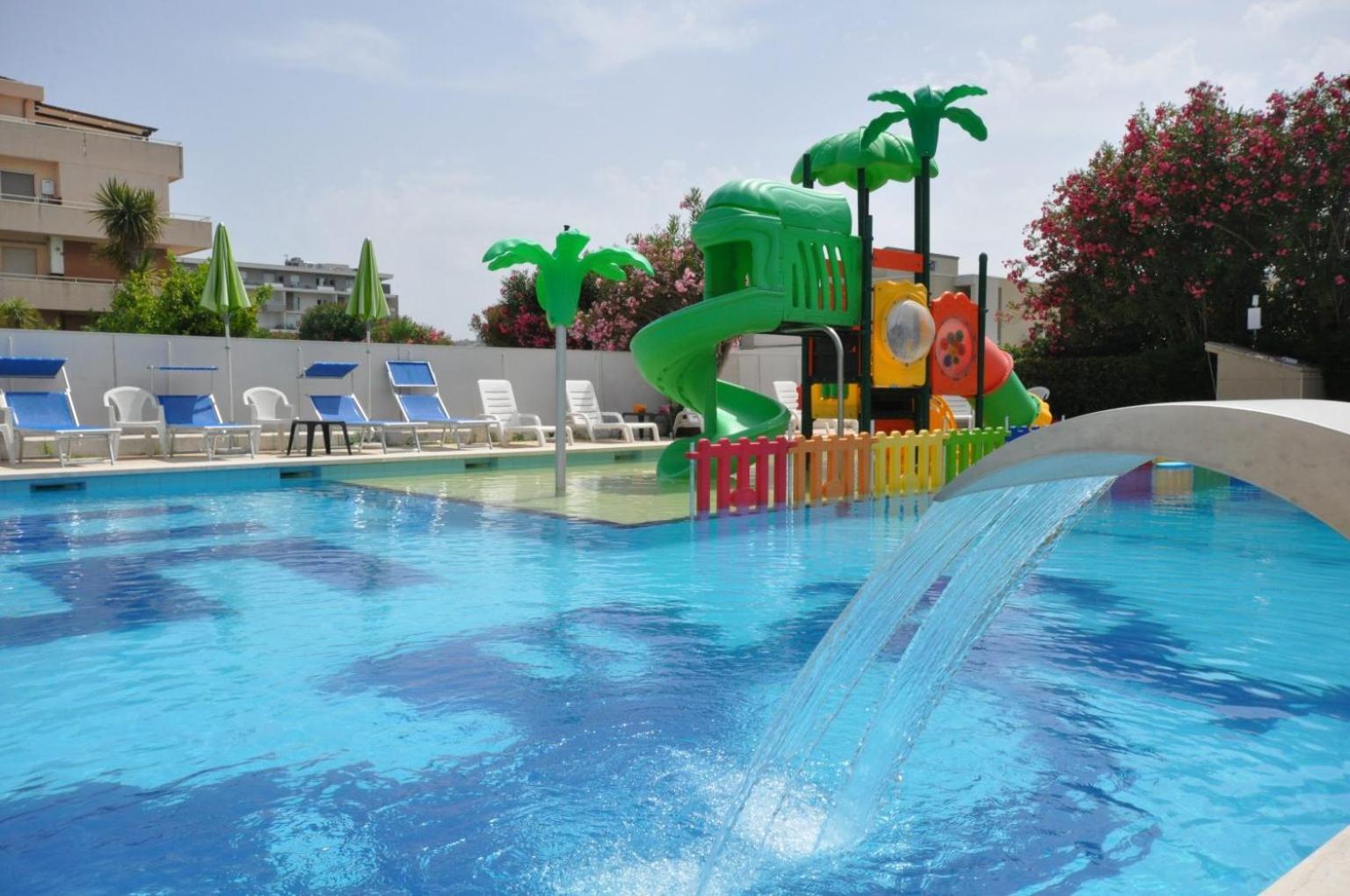 Hotel Smeraldo Джулианова Екстериор снимка