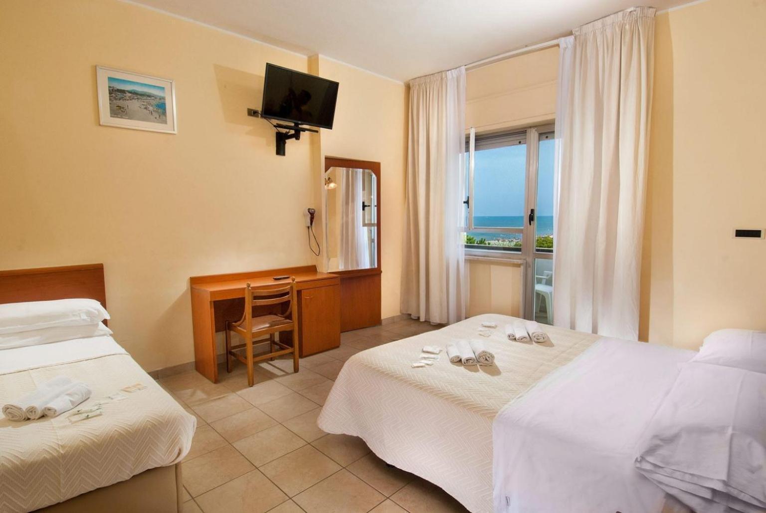 Hotel Smeraldo Джулианова Екстериор снимка