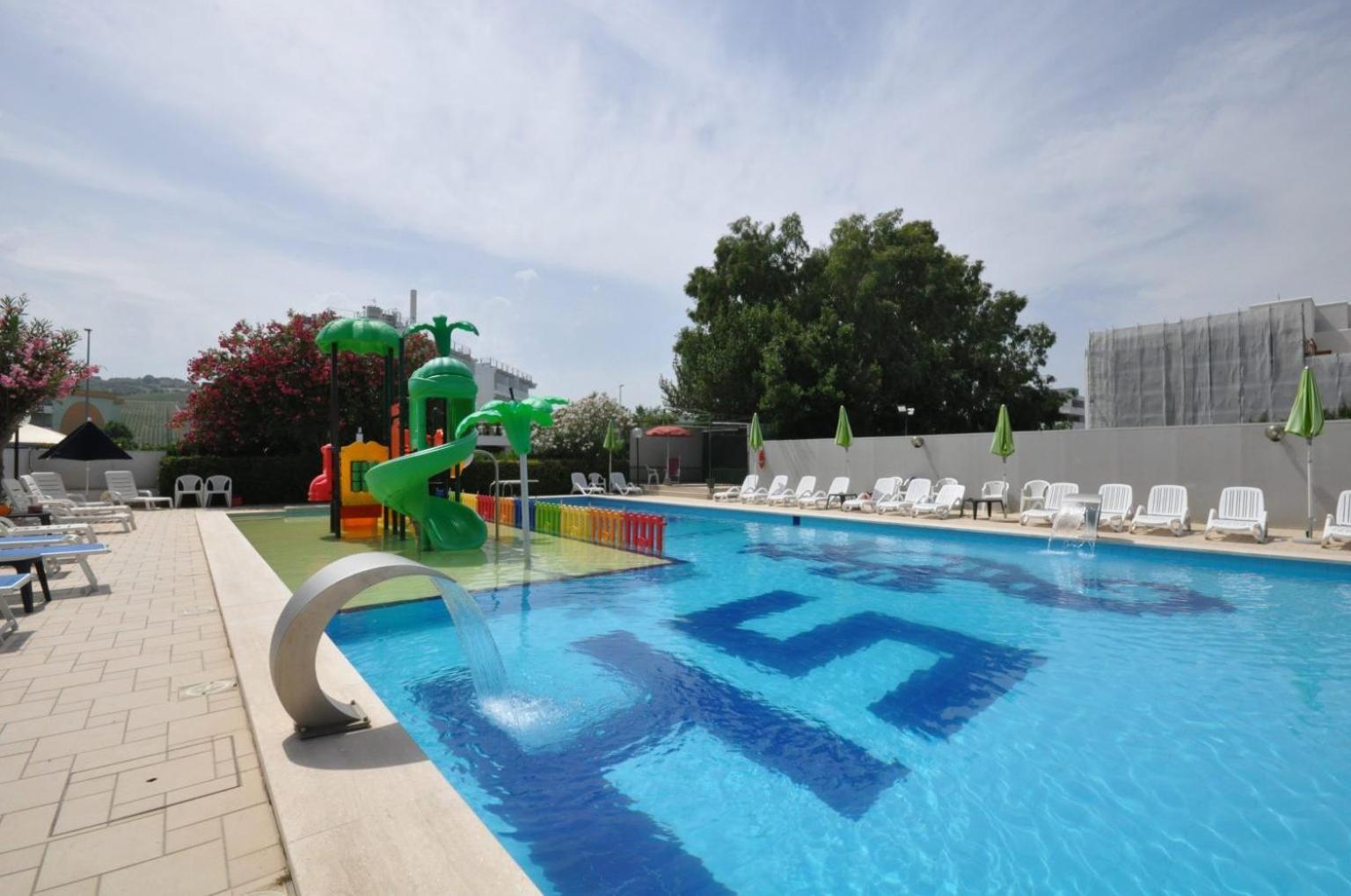 Hotel Smeraldo Джулианова Екстериор снимка