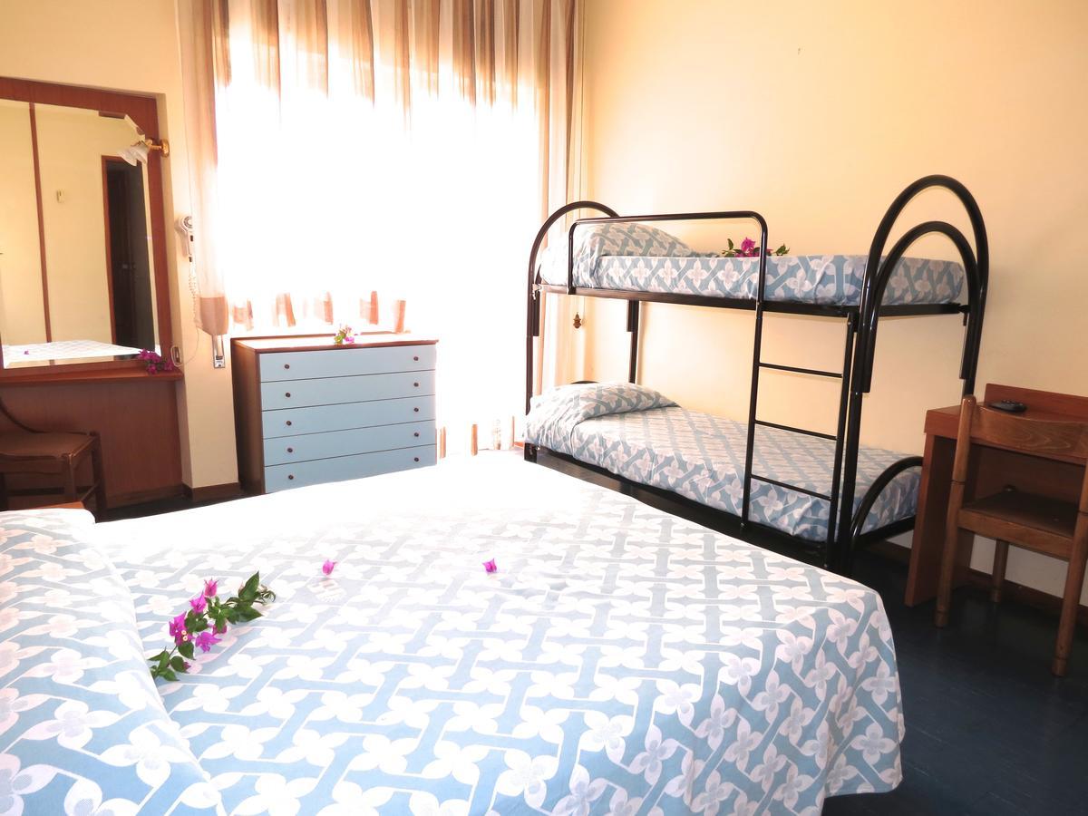 Hotel Smeraldo Джулианова Екстериор снимка