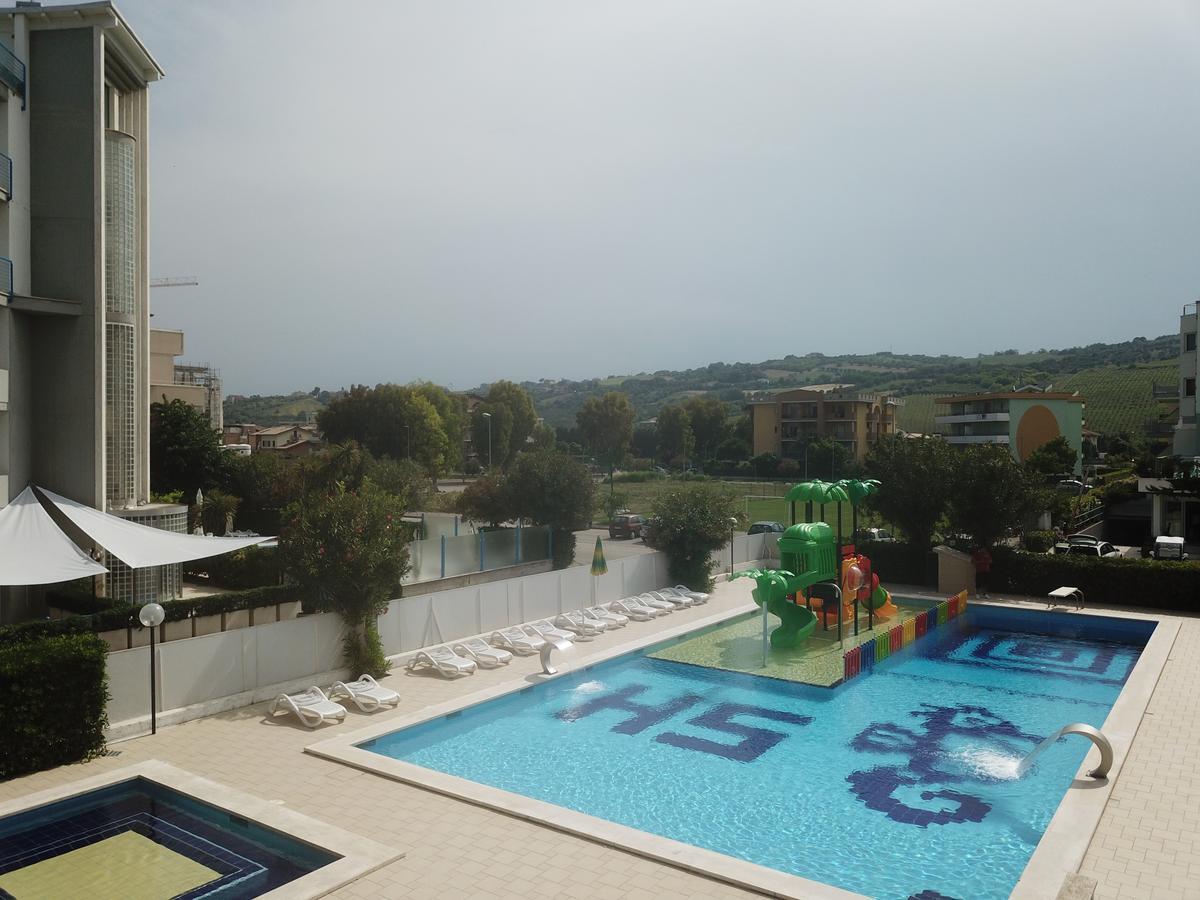 Hotel Smeraldo Джулианова Екстериор снимка