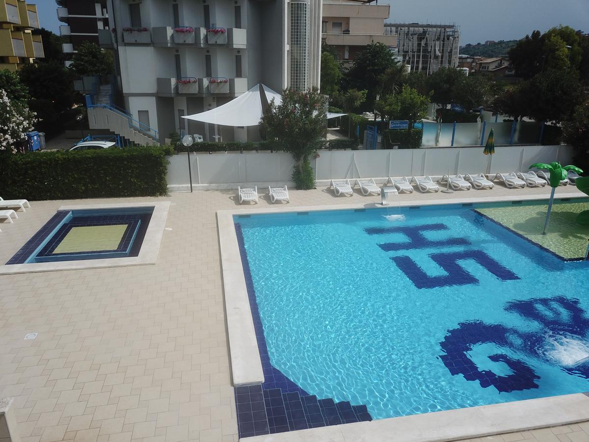 Hotel Smeraldo Джулианова Екстериор снимка