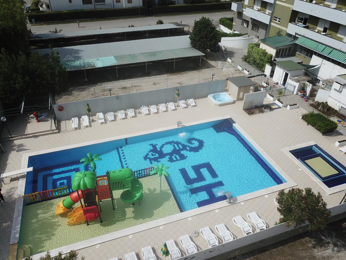 Hotel Smeraldo Джулианова Екстериор снимка