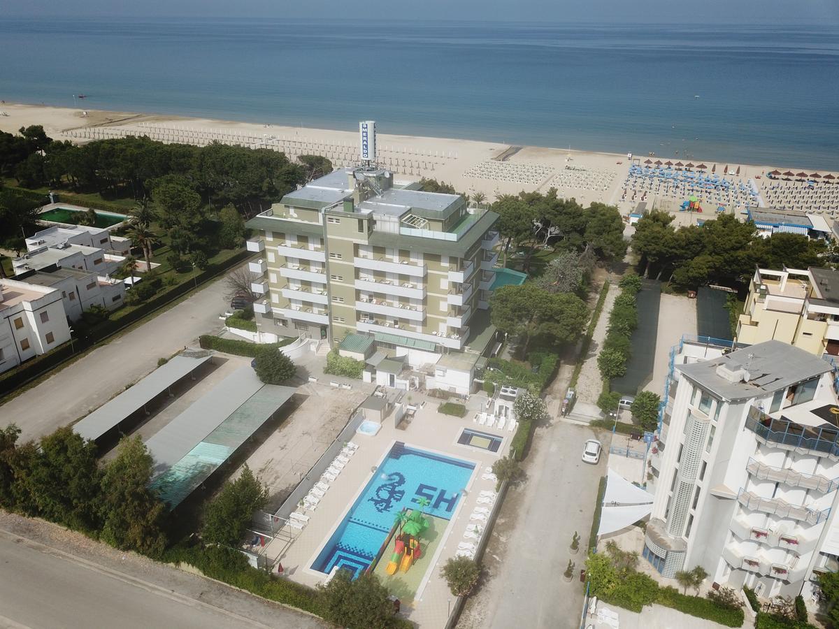 Hotel Smeraldo Джулианова Екстериор снимка